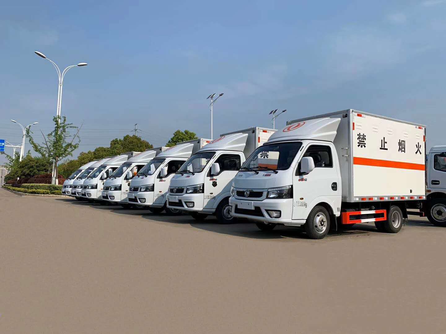 6臺易燃氣體運輸車發往蘭州，載重740KG，可市區或鄉鎮行駛